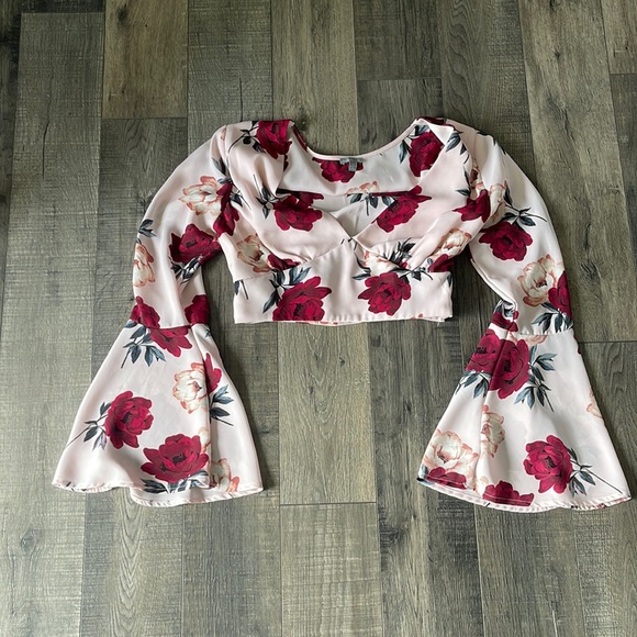 Bell sleeve crop top Charlotte Russe extra small XS - Picture 1 of 3